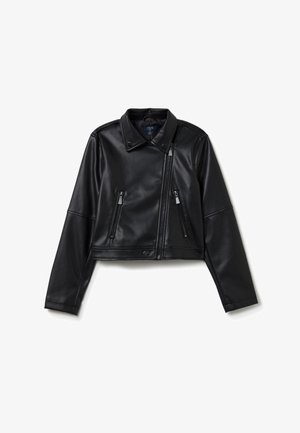 Veste cropped en simili cuir noir avec un col cranté, fermeture éclair diagonale à l'avant, et deux poches latérales zippées. Texture lisse et élégante.