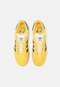 adidas Originals GAZELLE REKIVE UNISEX - Αθλητικά παπούτσια - spring yellow/core black