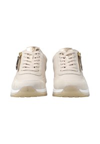 Beige Sneakers aus strukturiertem Leder und Wildleder, mit einem goldenen Reißverschluss und weißer Sohle, ausgestattet mit Schnürsenkeln und einem seitlichen Reißverschluss.