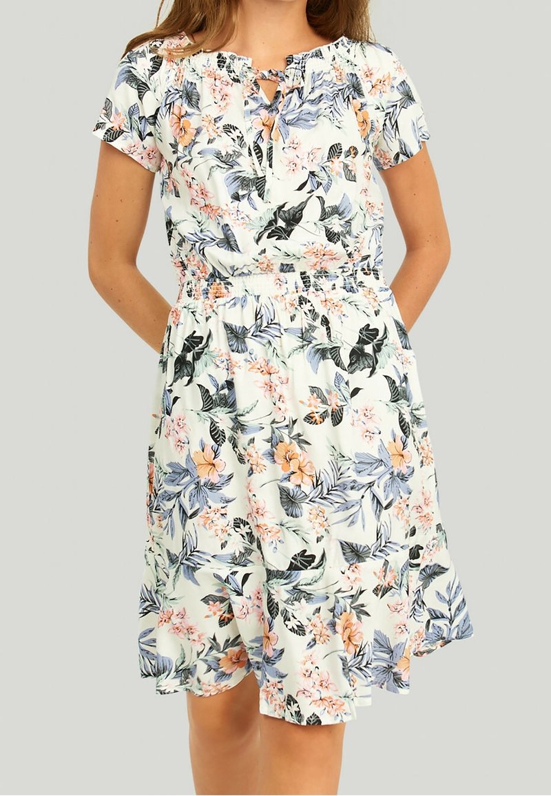 Robe fleurie à manches courtes, avec un fond clair, des motifs tropicaux verts et roses, une taille élastique et des poches latérales.