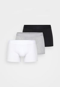 Drei Paar Boxershorts: eine weiße, eine graue mit Strukturmuster und eine schwarze. Jede besitzt einen kontrastierenden elastischen Bund mit Markentext.