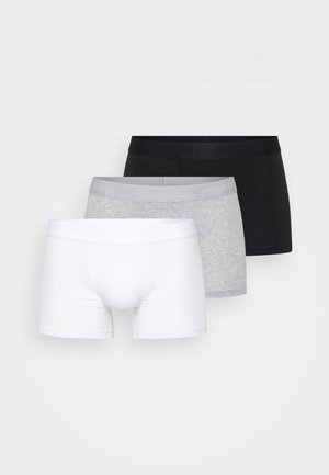 Drie paar boxershorts: één witte, één grijze met een heather patroon en één zwarte. Elk heeft een contrasterende elastische tailleband met merktekst.