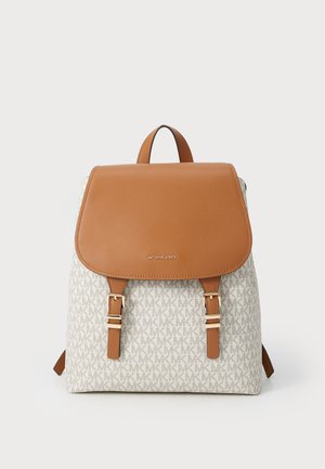 Un sac à dos en tissu crème avec un léger motif MK, un rabat en cuir marron, des garnitures en or et des fermetures à double sangle.