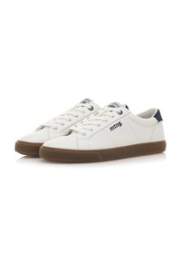 Baskets en cuir blanc avec semelle en caoutchouc marron, présentant un système de laçage, des accents de talon contrastants en marine, et un logo subtil sur le côté.