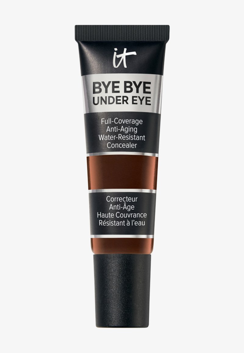 Tube de correcteur Bye Bye Under Eye d'It Cosmetics, couvrance totale, anti-âge, résistant à l'eau, en teinte marron avec texte bilingue.