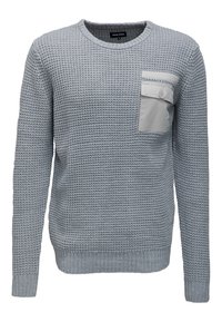 Grå stickad tröja med rund halsringning och långa ärmar. Har en ljusgrå patchficka på bröstet med knapppå detalj. Texturerat tyg.