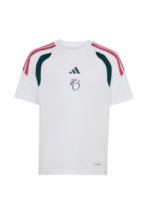 T-shirt de sport blanc avec des rayures rouges sur les épaules, des accents noirs incurvés près de la poitrine, logo Adidas et initiales en écriture cursive sur le devant.