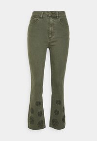 Jeans em ganga verde-oliva, com corte flare, apresentando bordados florais pretos na barra e um design clássico de cinco bolsos com cintura alta.