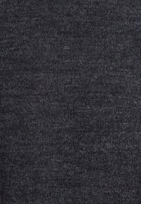 Tissu tricoté gris foncé avec un motif de points fins et uniformément espacés, montrant une légère texture et une légère variation de couleur.