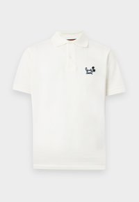 Polo blanco de manga corta con tapeta de dos botones y pequeño logo bordado en negro con texto y palmeras en el lado izquierdo del pecho.