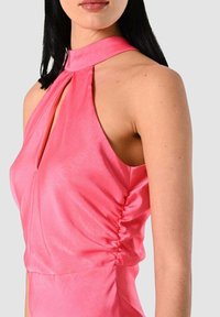 Vestito rosa senza maniche con collo all'americana, caratterizzato da un'apertura a goccia e dettagli arricciati sui lati. Tessuto liscio e lucido con una sottile texture.