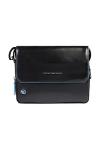 Borsa messenger in pelle nera con chiusura a patta, dettagli di cuciture blu e logo. Include un manico superiore e una tracolla removibile.