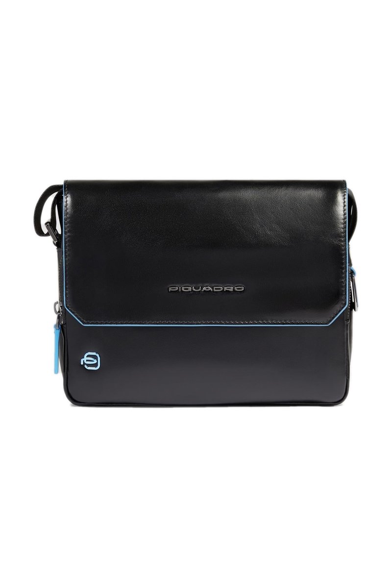 Borsa messenger in pelle nera con chiusura a patta, dettagli di cuciture blu e logo. Include un manico superiore e una tracolla removibile.