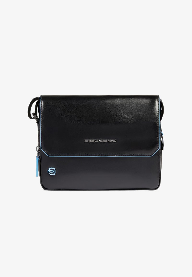 Borsa messenger in pelle nera con chiusura a patta, dettagli di cuciture blu e logo. Include un manico superiore e una tracolla removibile.