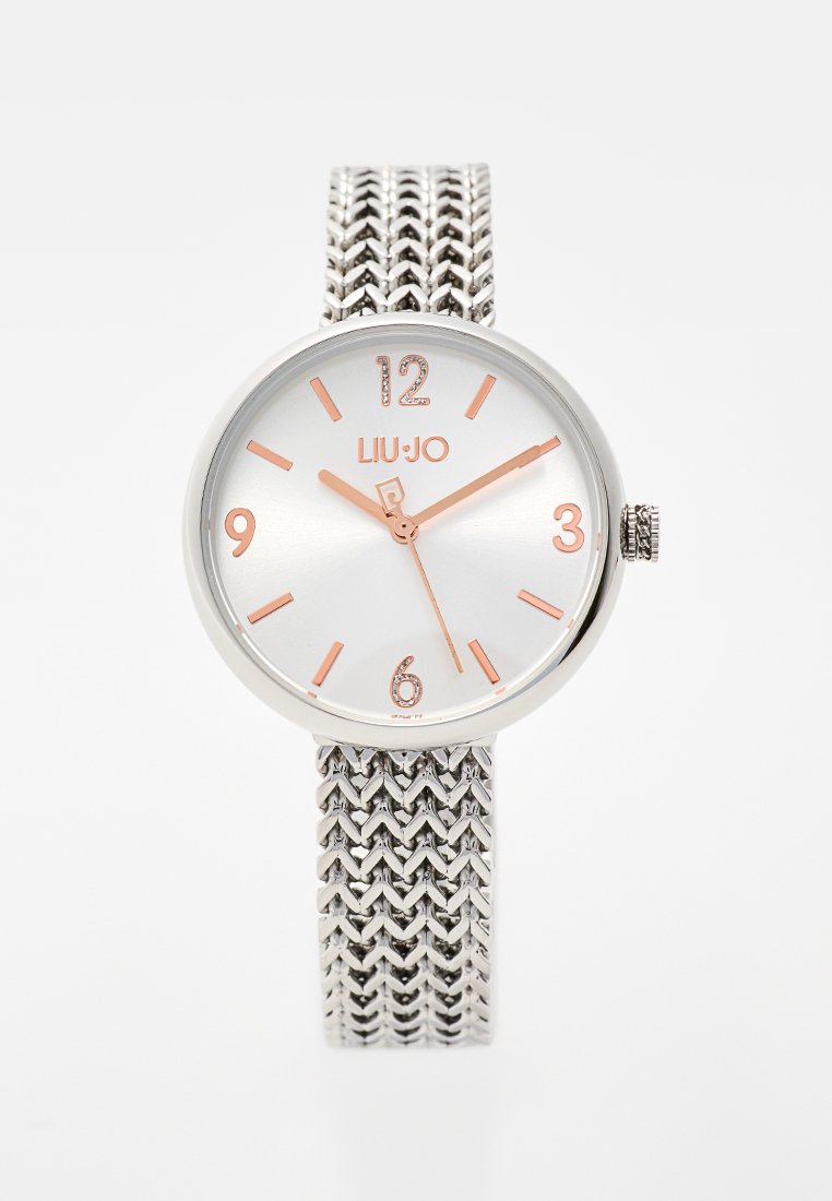 Zilveren mesh armbandhorloge met een ronde zilveren wijzerplaat, roségouden uurmarkeringen en LIU JO branding. Bevat een gestructureerde armband en een zichtbare kroon.