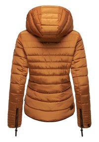 Doudoune orange chaud, avec capuche amovible, design matelassé et poignets zippés. Tissu lisse avec un léger éclat.