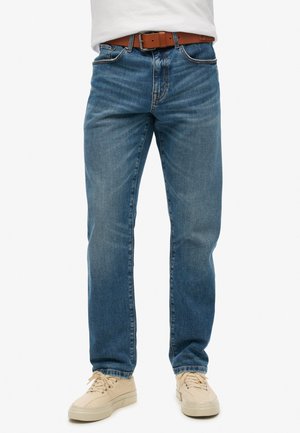 Blauwe spijkerbroek met een rechte pasvorm, uitgerust met een donkerbruin leren riem, subtiele vervaging en klassiek vijf-pocket ontwerp.
