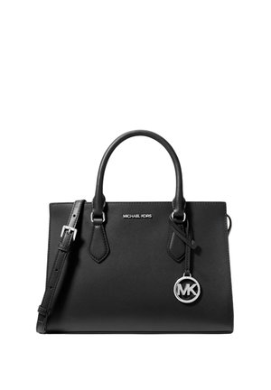 Čierna kabelka Michael Kors s dvoma hornými rukoväťami, odnímateľným ramenným popruhom a strieborným príveskom s logom MK na prednej strane.