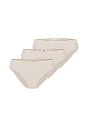Drei beige Damen-Slips diagonal gestapelt, jeweils mit einem kleinen weißen Markenetikett in der Mitte des Bundes.