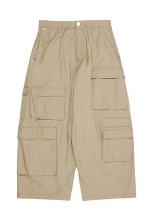 Beżowe spodenki cargo do kolan z wieloma kieszeniami z klapami, szlufkami na pasek i zapięciem na guziki z przodu.
