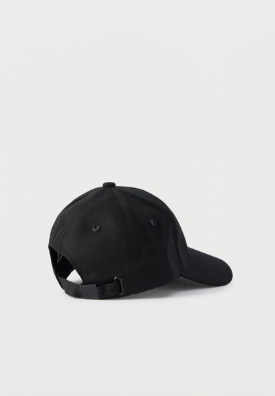 Μαύρο καπέλο μπέιζμπολ με καμπυλωτό γείσο, ρυθμιζόμενο λουράκι στο πίσω μέρος και ορατή ραφή. Κατασκευασμένο από ανθεκτικό ύφασμα με οπές αερισμού.