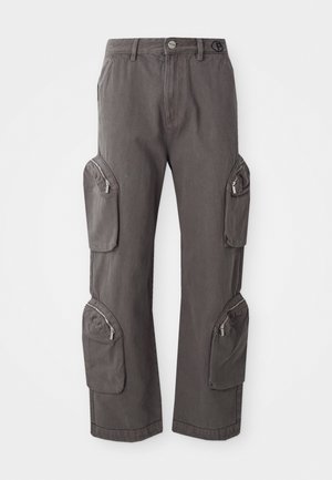 Spodnie cargo w ciemnoszarym kolorze, z wieloma zamykanymi na zamek kieszeniami po bokach, prostym krojem nogawki i guzikiem w pasie.