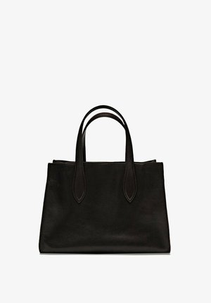 Černá kožená kabelka s dvěma krátkými uchy, obdélníkového tvaru, hladkého povrchu, minimalistického designu a bez viditelného hardwaru či akcentů.