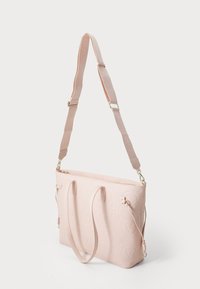Bolsa de mão em imitação de pele rosa com uma superfície texturizada, alças duplas e uma alça de ombro destacável. Fecho de correr e detalhe de logotipo com padrão.