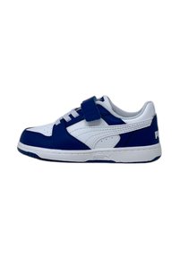 Baskets bleues et blanches en cuir synthétique, dotées d'une sangle Velcro, de détails en lacets et d'une semelle en caoutchouc texturé. Logo Puma visible.