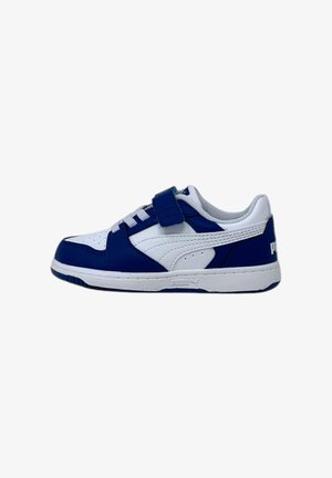 Blauwe en witte sneaker van synthetisch leer, met een klittenbandsluiting, veters en een gestructureerde rubberen zool. Puma-logo zichtbaar.