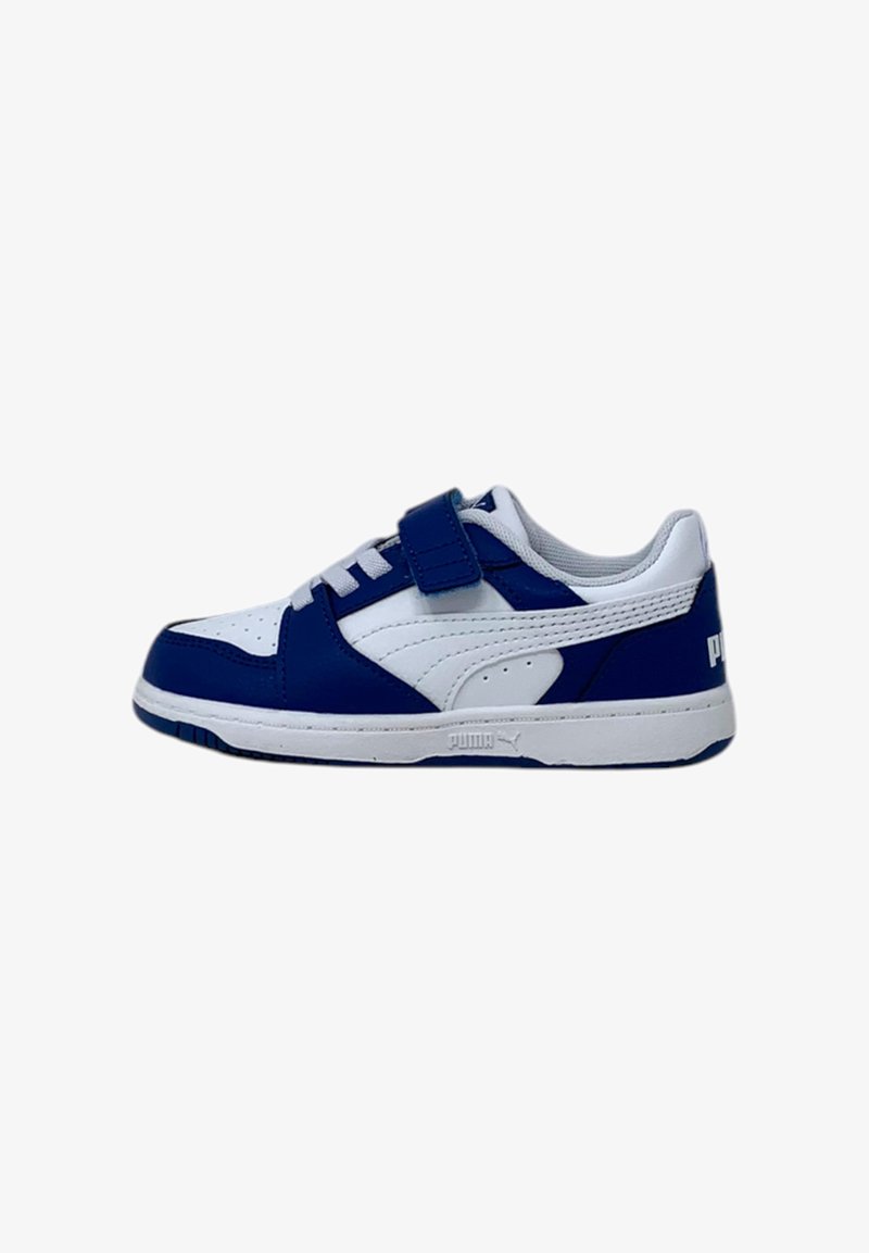 Blauwe en witte sneaker van synthetisch leer, met een klittenbandsluiting, veters en een gestructureerde rubberen zool. Puma-logo zichtbaar.