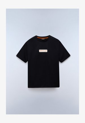 T-shirt nera a maniche corte con scollo rotondo e logo rettangolare arancione e bianco centrato sul petto con la scritta "NAPAPIJRI".