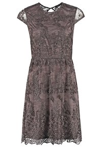 Robe en dentelle de couleur gris doux avec des manches courtes, broderies florales, un corsage ajusté et une finition en dentelle à l'ourlet. Présente un dos en forme de clé.