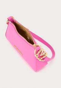 Ροζ δερμάτινη τσάντα με υφή, εξαρτήματα σε χρυσό τόνο και διακοσμητικό λογότυπο. Διαθέτει κλείσιμο με φερμουάρ και κοντό λουρί.