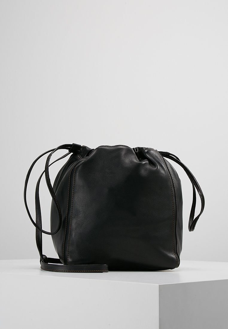 Filippa K LENA SOFT BUCKET BAG Skulderveske blacksvart Filippa K LENA SOFT BUCKET BAG Skulderveske ligth taupe