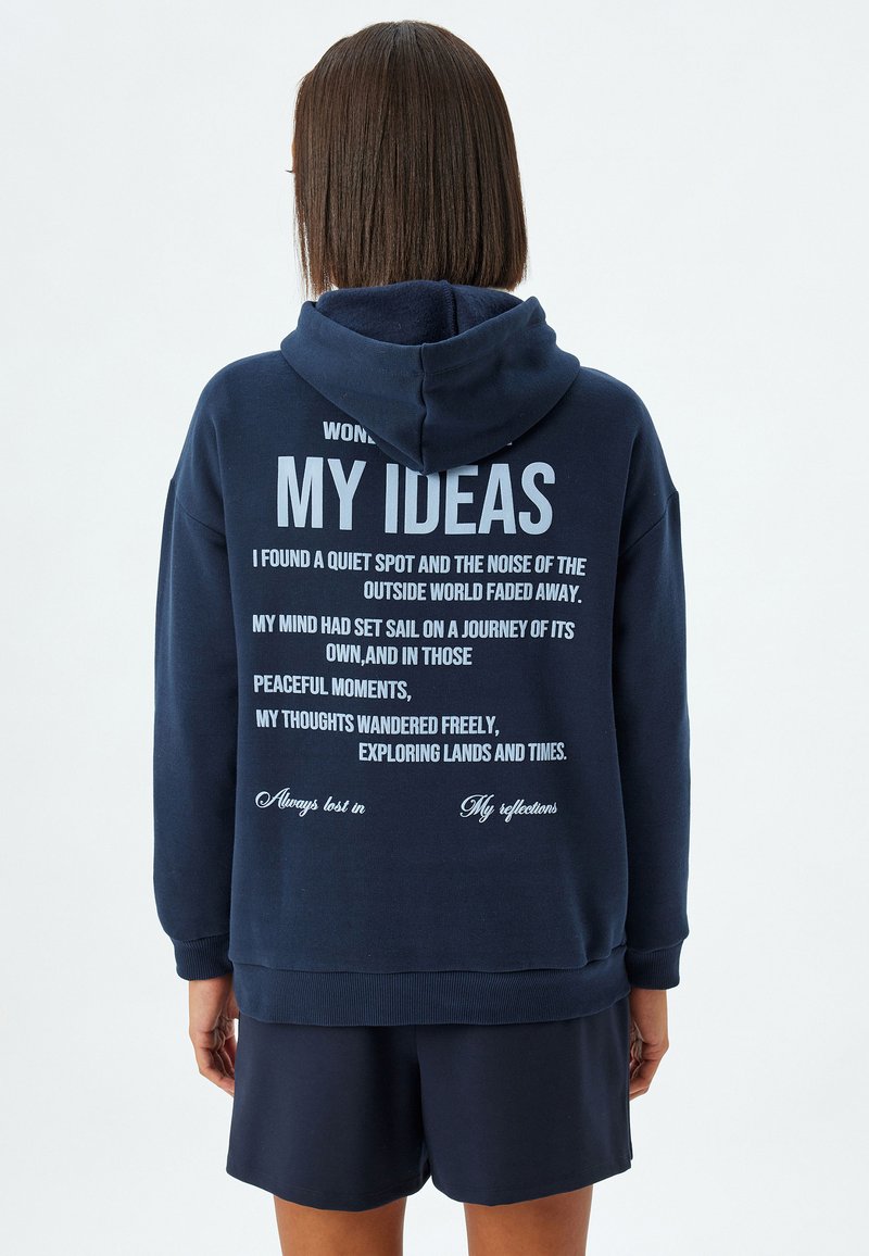 Sudadera azul marino en una suave mezcla de algodón, con grandes letras blancas en la parte posterior que contienen frases inspiradoras y capucha con cordón.