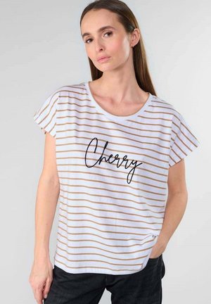 T-shirt bianco con strisce dorate, colletto rotondo, maniche corte, con la scritta "Cherry" in carattere corsivo nero sulla parte anteriore. Design casual.