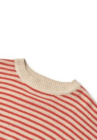 Maglione a righe con tonalità rosse e beige, caratterizzato da un colletto a girocollo a coste e una texture morbida. Il design presenta righe orizzontali di spessore uniforme.