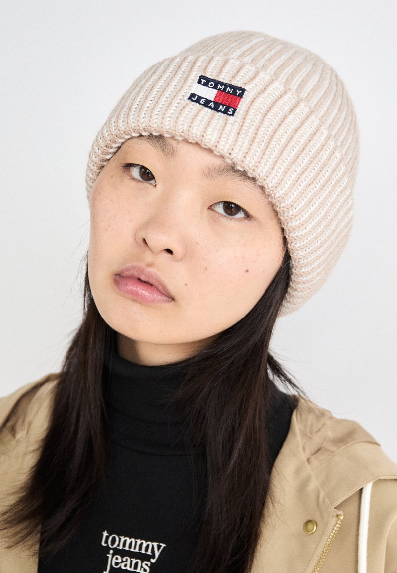 Tommy Jeans HERITAGE BEANIE - Gorro - drifty dunes