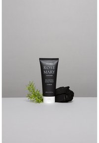 Tubetto nero con testo bianco etichettato "Maschera Equilibrante per cuoio capelluto" e "Rosmarino." Accompagnato da un pezzo di carbone e da una pianta verde.