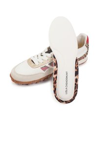 Zapatillas con parte superior de malla en crema, acentos de ante beige y suela de goma. En el interior, cuenta con una plantilla con estampado de leopardo y marca en la suela.