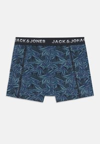Temno modri boksarji z vzorcem listov, opremljeni s črnim elastičnim pasom z oznako "JACK & JONES" v belem tisku.