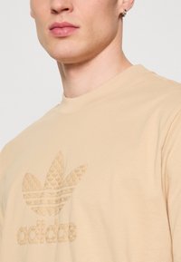 adidas Originals MONOGRAM - T-shirt con stampa - magic beige