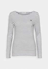 Langemouwen shirt in het wit met zwarte horizontale strepen, met een ronde halslijn en een klein geborduurd logo op de borst.