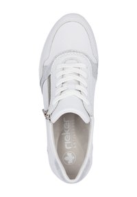 Baskets blanches avec un dessus lisse et des accents gris, un bout rond, un système de laçage et une fermeture éclair sur le côté. Intérieur doux avec un détail de logo.