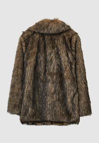 Cappotto in pelliccia sintetica marrone e nero, con un ampio colletto, superficie testurizzata e vestibilità ampia, con maniche di lunghezza media e orlo dritto.