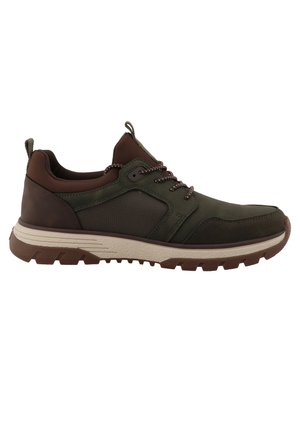 Dunkelgrüner und brauner Herrenschnürschuh mit strukturierter Sohle und Zuglaschen an Ferse und Zunge, seitlich dargestellt.