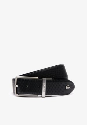Schwarzer perforierter Leder Gürtel mit silbernem Metallverschluss und Lacoste-Logo. Merkmale sind eine glatte Textur und das Design mit abgerundetem Ende.