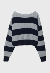 Raidallinen neulottu villapaita, jossa leveä kaula-aukko ja vuorottelevat tummansinisen ja vaaleanharmaan vaakaraita, väljähkö istuvuus ja resorit hihansuissa.