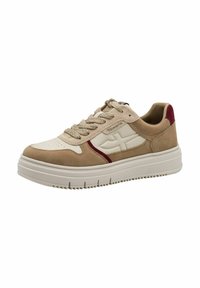 Sneaker beige e tan con tomaia in suede e pelle testurizzata, caratterizzate da un logo bianco prominente, accenti bordeaux e una spessa suola in gomma.